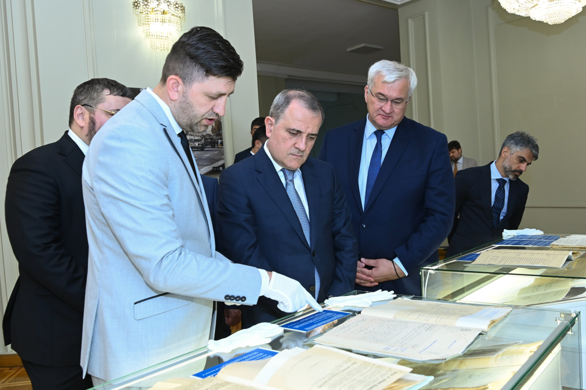 Ceyhun Bayramov AXC sənədləri ilə tanış oldu