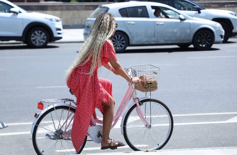 AMEA əməkdaşı maşını velosipedlə əvəz etdi - FOTOLAR