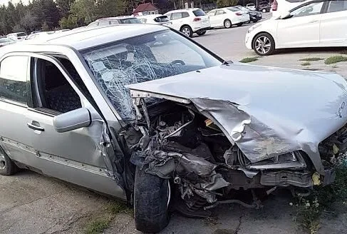 "Mercedes" işıq dirəyinə çırpıldı: Xəsarət alanlar var