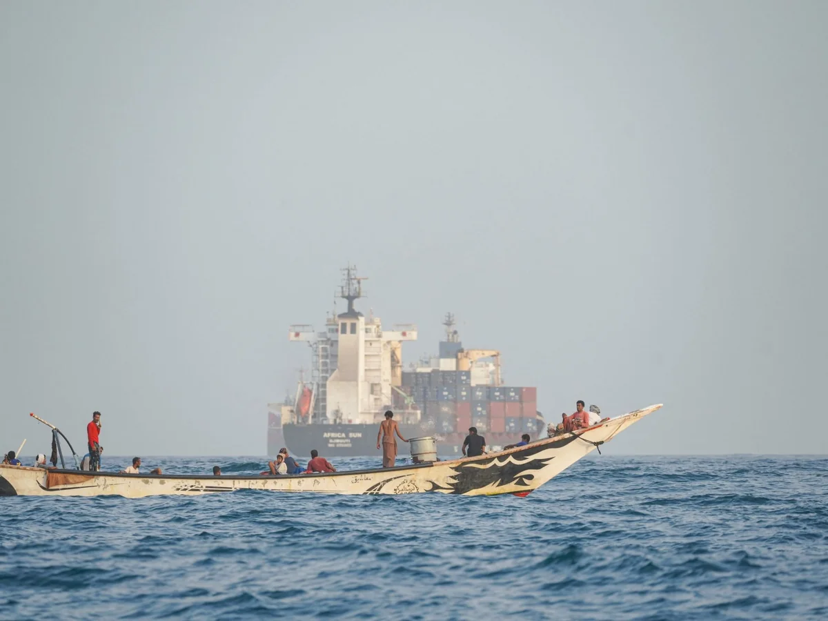 Husilərdən gəmi hücumu: 3 heyət üzvü ölüb