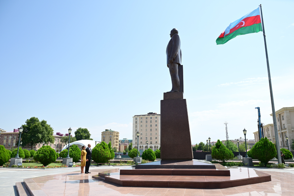İlham Əliyev Ümummilli Liderin Naxçıvan şəhərinin mərkəzində ucaldılan abidəsini ziyarət edib - FOTOLAR