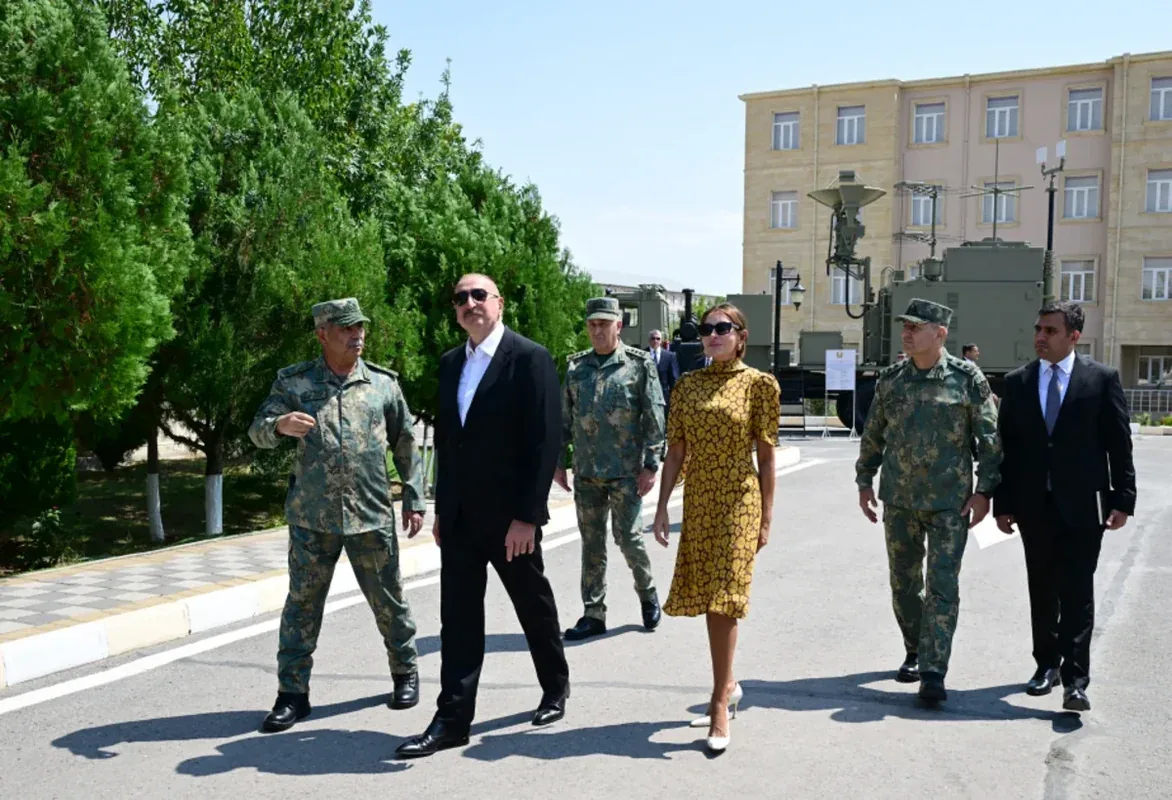 Prezident Döyüş bayraqlarının verilməsi mərasimində - FOTOLAR- VİDEO
