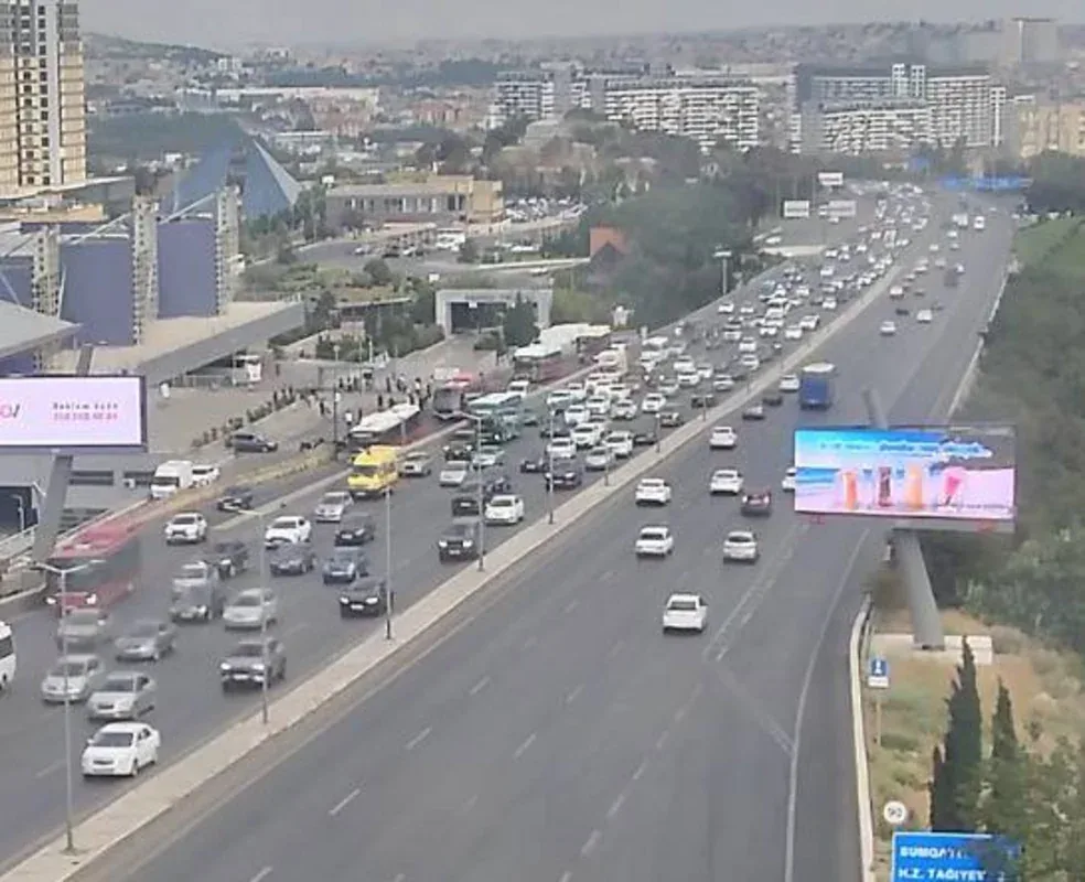 Paytaxtın bəzi küçələrində sıxlıq müşahidə olunur