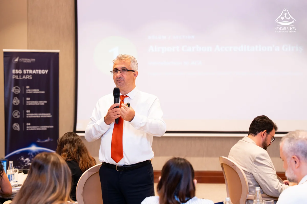 Aeroportda müzakirə keçirilib - FOTO
