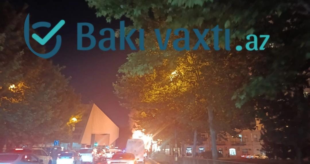 Heydər Əliyev Sarayının yaxınlığında avtobus yanıb: Xəsarət alan yoxdur - VİDEO + YENİLƏNİB