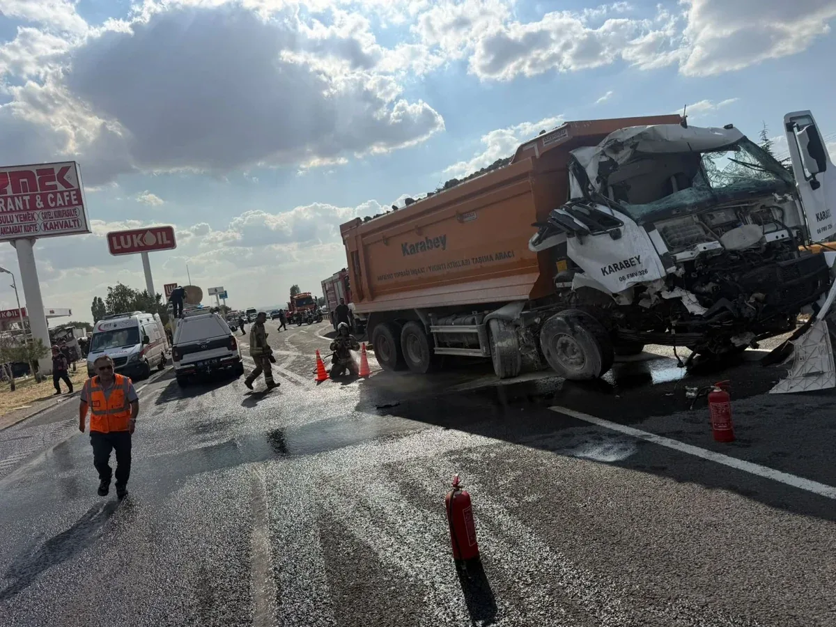 Ankarada mikroavtobus ilə yük maşını toqquşub: 1 ölü, 16 yaralı