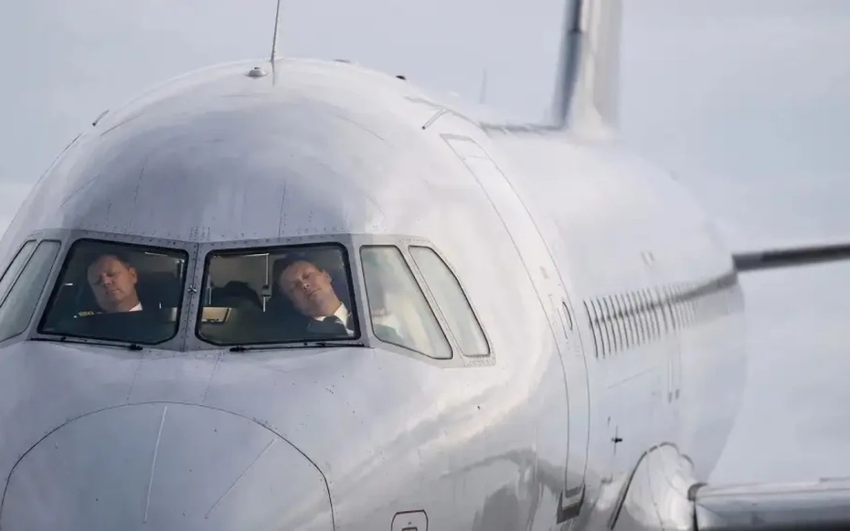 Uçuş zamanı pilotların ikisi də yatdı