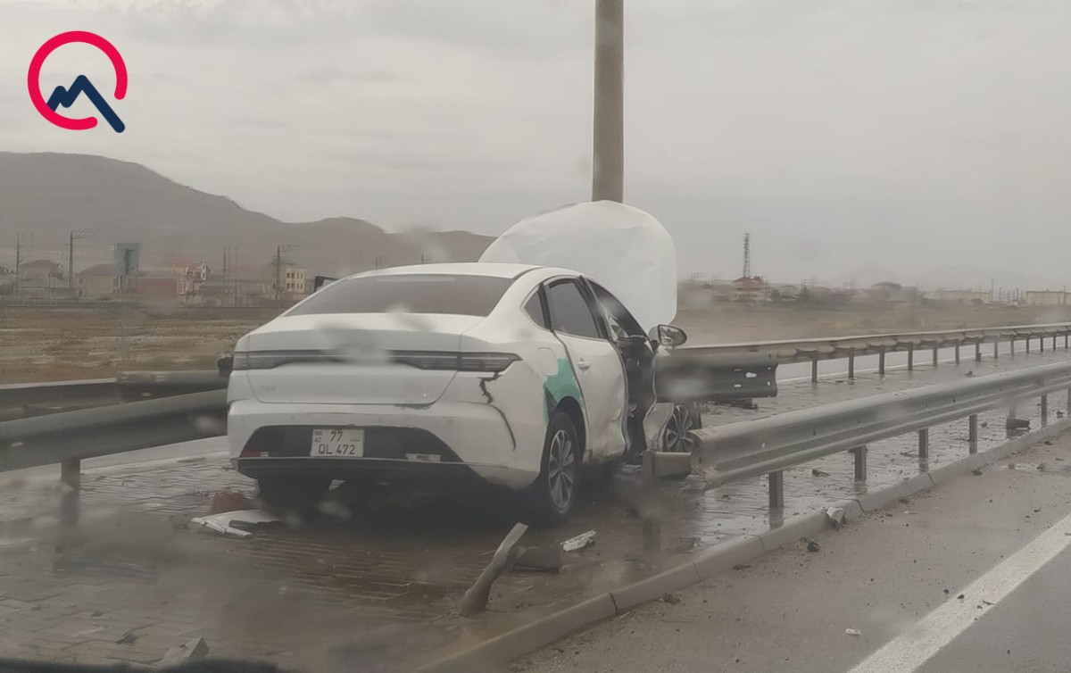 “BYD” arakəsməni dağıdıb işıq dirəyinə çırpıldı
