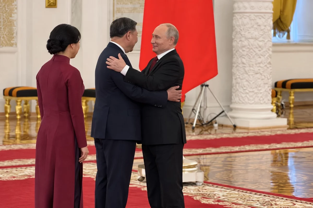 Putin Vyetnam Prezidenti ilə görüşdü