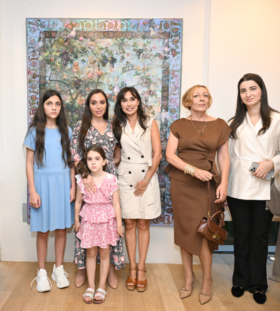Prezidentin qızları Madriddə sərgi açılışında - FOTOLAR