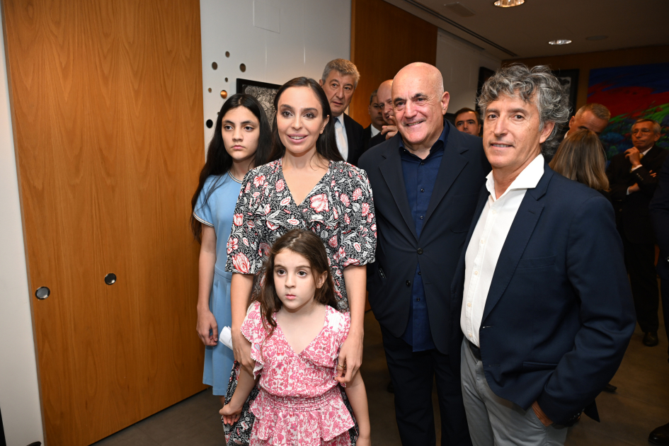 Prezidentin qızları Madriddə sərgi açılışında - FOTOLAR