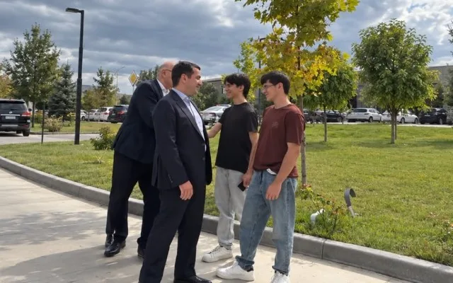 Hikmət Hacıyev 600-dən çox bal toplamış tələbələrlə söhbət etdi - VİDEO