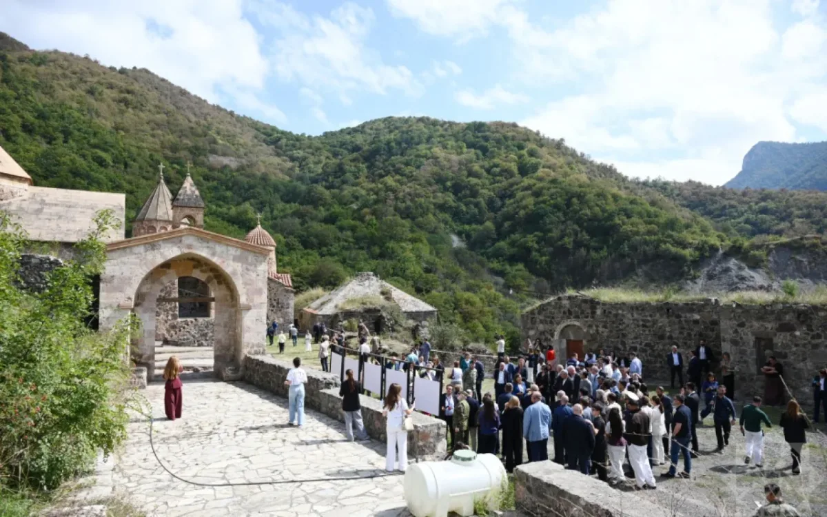Diplomatlar Kəlbəcərdə Xudavəng monastır kompleksini ziyarət etdilər - FOTOLAR