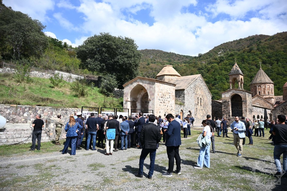 Diplomatlar Kəlbəcərdə Xudavəng monastır kompleksini ziyarət etdilər - FOTOLAR