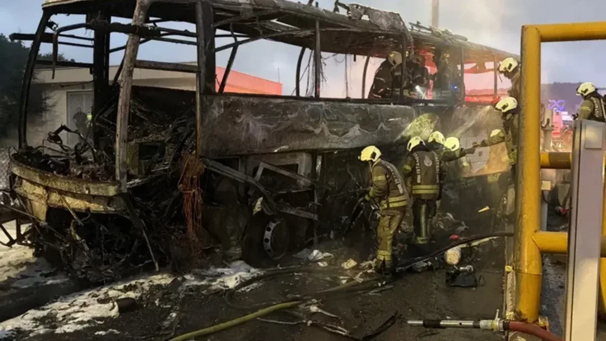 İstanbulda avtobus yandı: ölən və yaralananlar var