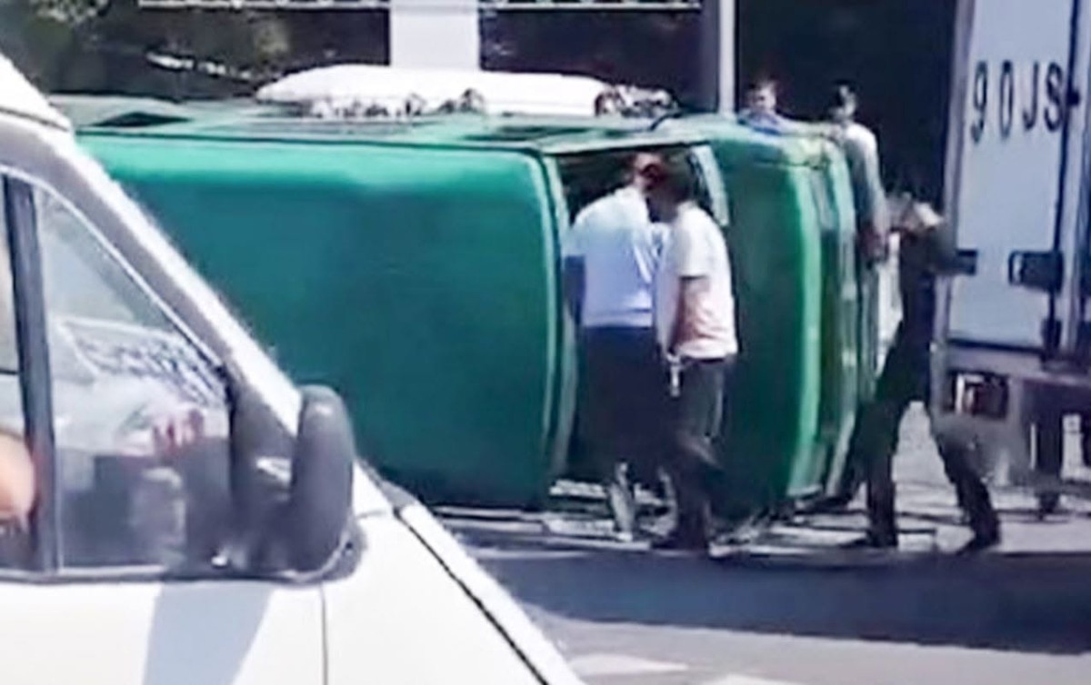 Avtomobillə toqquşan marşrut avtobusu aşdı - Yaralılar var - VİDEO