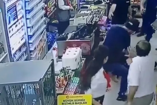 Bakıda kişi marketdə autizmli uşağının gözü qarşısında arvadını döydü - VİDEO