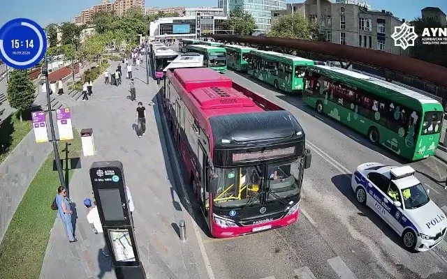 Metro xətlərinin ayrılmasından sonra sərnişinlər belə daşınıb - VİDEO