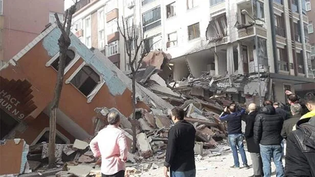 İstanbulda bina çökdü: yaralılar var