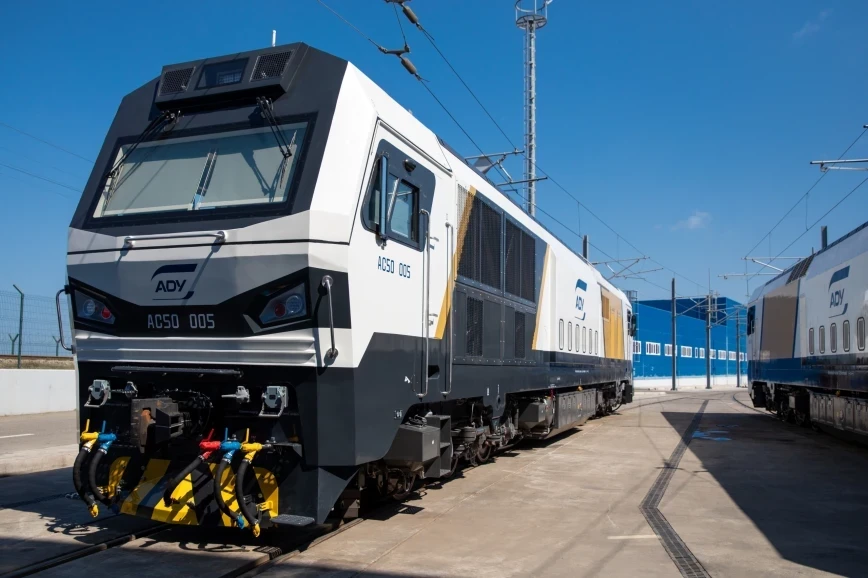 Çindən yeni lokomotivlər Bakıya gətirilib