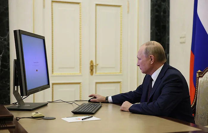 Putin Dövlət Dumasına seçkilərdə onlayn səs verdi