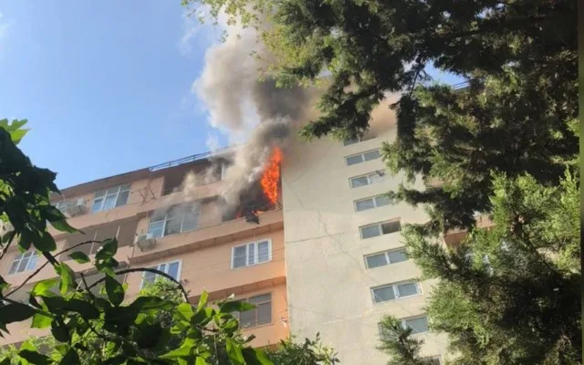 Bakıda yaşayış binasında yanğın - VİDEO - YENİLƏNİB