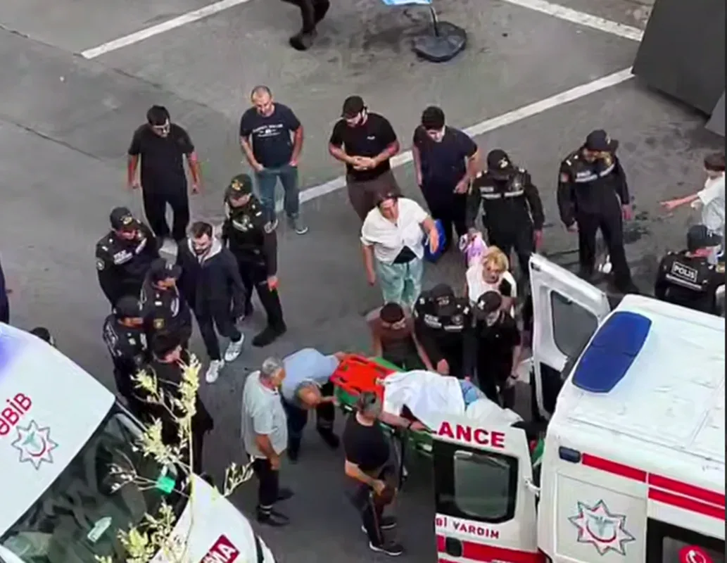 Bakıda nəhəng monitor qadının üstünə aşdı - Video