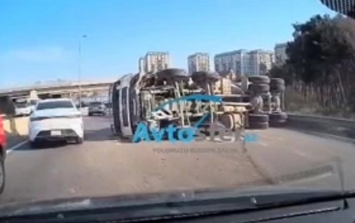 Bakı-Sumqayıt yolunda betonqarışdıran maşın aşdı