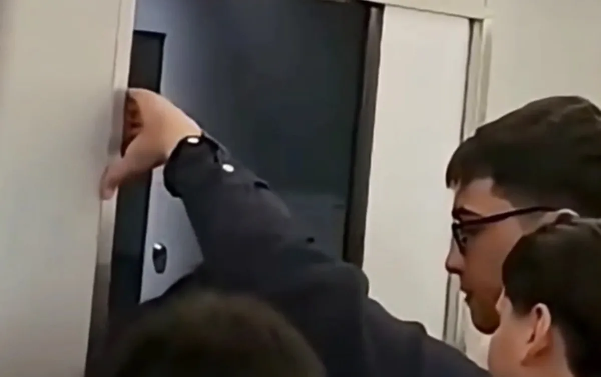 Sərnişinlər qatarda da dayanmağa yer tapmır - Video