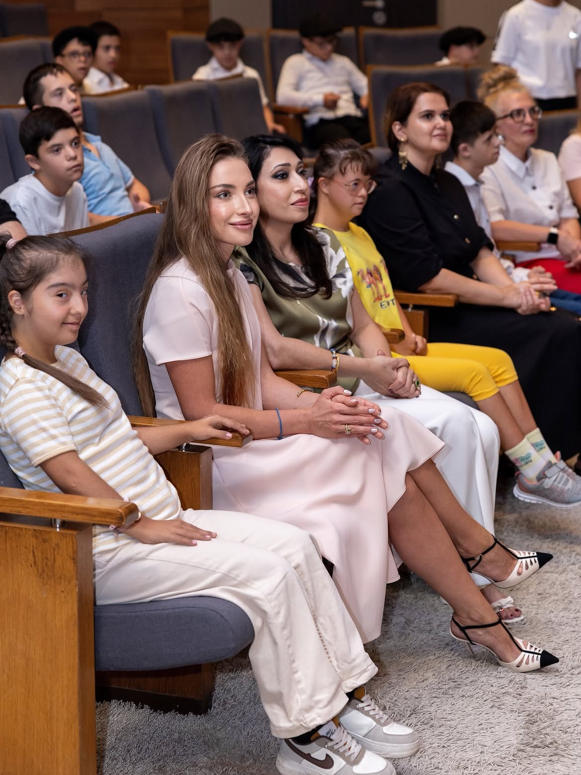 Alyona Əliyeva xüsusi qayğıya ehtiyacı olan uşaqları ziyarət etdi - FOTOLAR