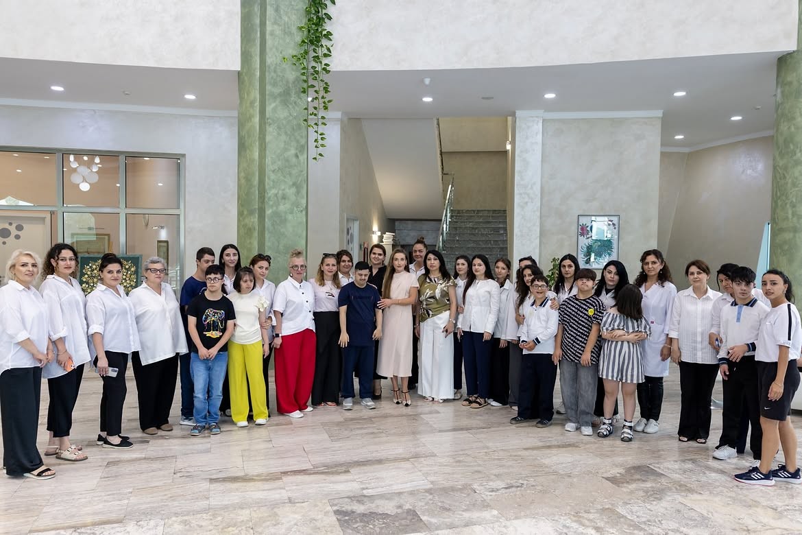 Alyona Əliyeva xüsusi qayğıya ehtiyacı olan uşaqları ziyarət etdi - FOTOLAR