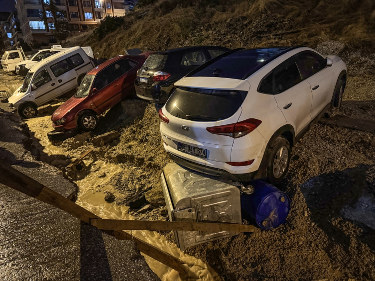 Ankarada yol çökdü: 20 avtomobilə ziyan dəyib
