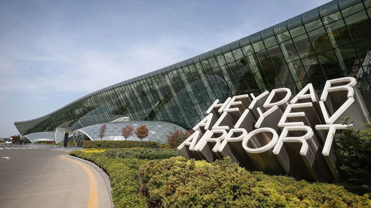 Aeroportda 20 min dollar tapdı, 3 minini dilənçilərə payladı