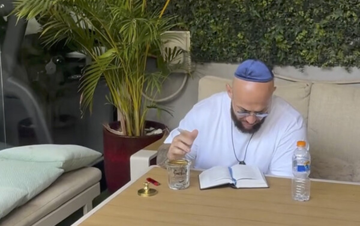 İşçilərini girov götürüb onlara atəş açdı - Video