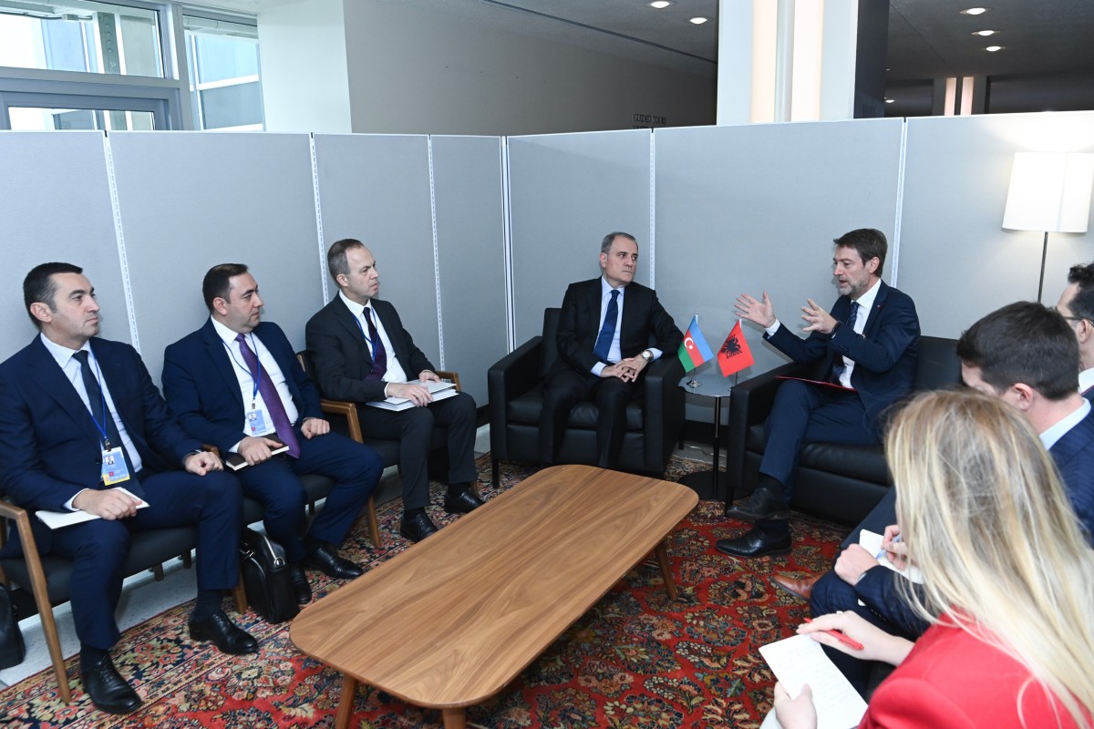 Ceyhun Bayramov alban həmkarı ilə görüşüb