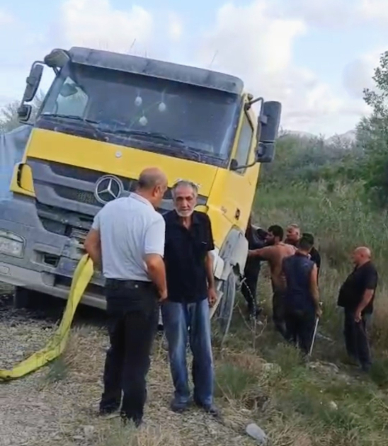 Siyəzəndə qumla dolu yük maşını aşdı - FOTO