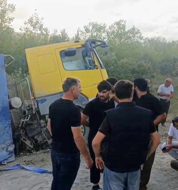 Siyəzəndə qumla dolu yük maşını aşdı - FOTO