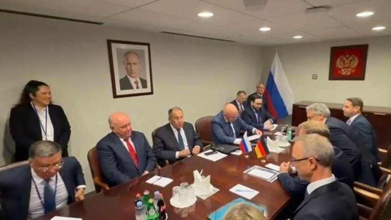 Lavrov və Vadeful arasında görüş təxminən 20 dəqiqə davam edir