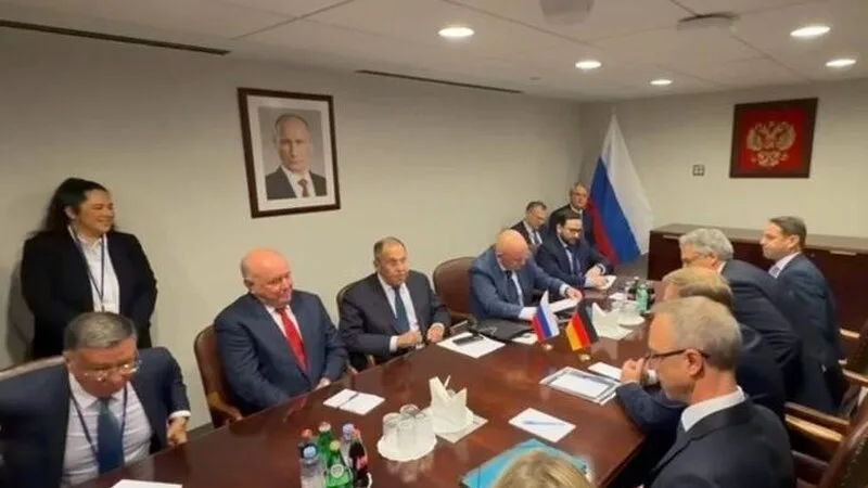 Lavrov və Vadeful arasında görüş təxminən 20 dəqiqə davam edir