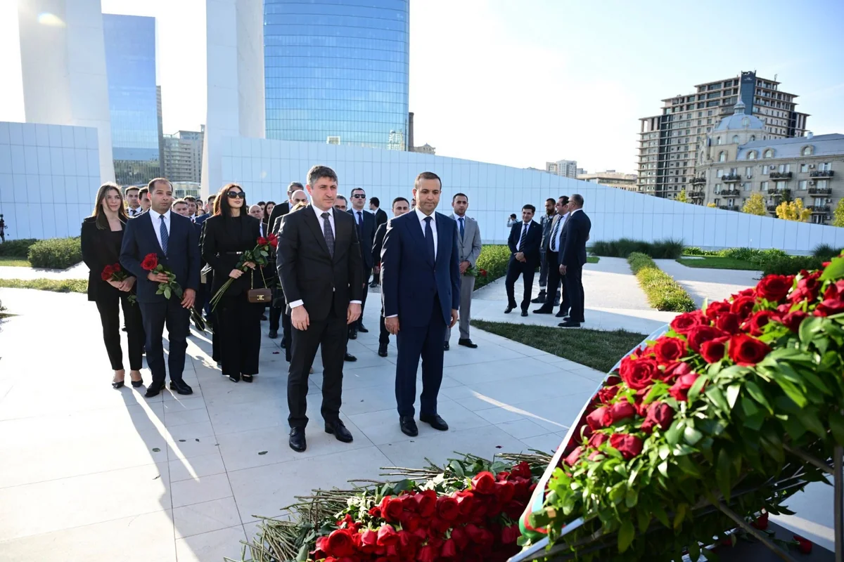 Media və Yayım Şurasının rəhbərliyi və kollektivi şəhidləri anıb - FOTOLAR