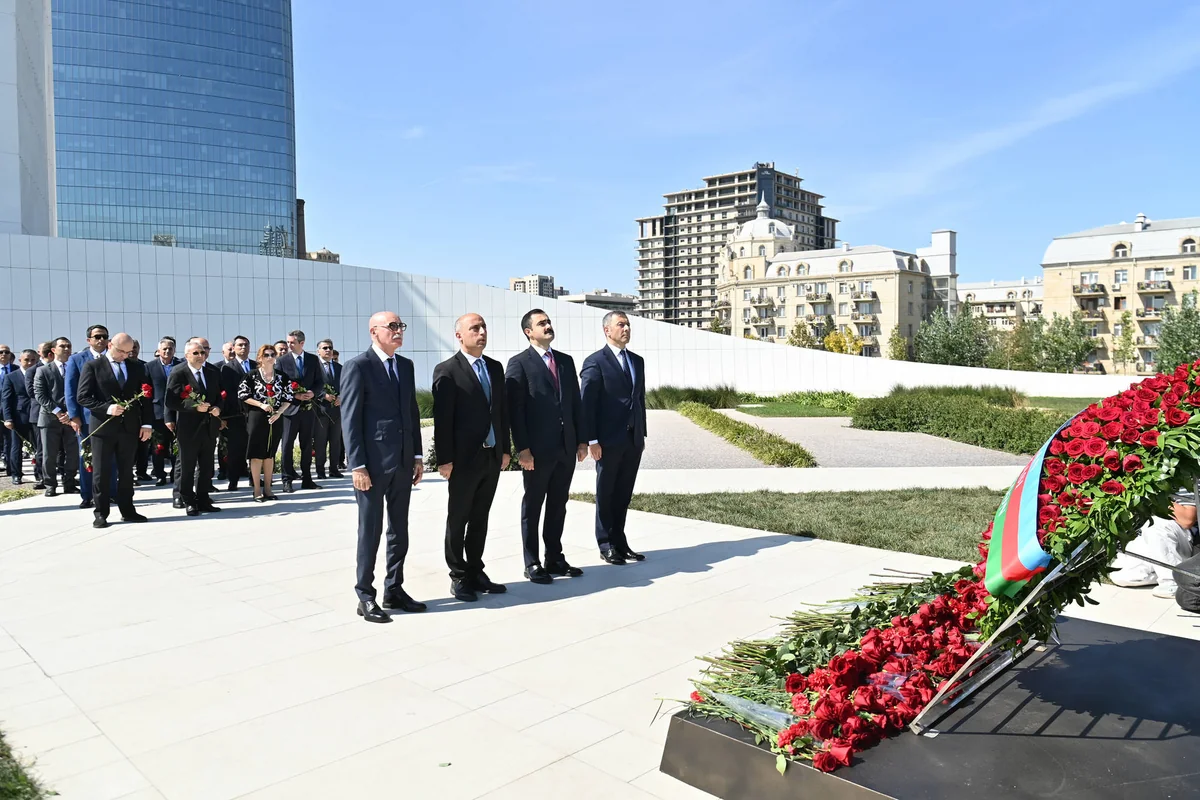 Elm və Təhsil Nazirliyinin rəhbərliyi və kollektivi Zəfər parkını ziyarət edib