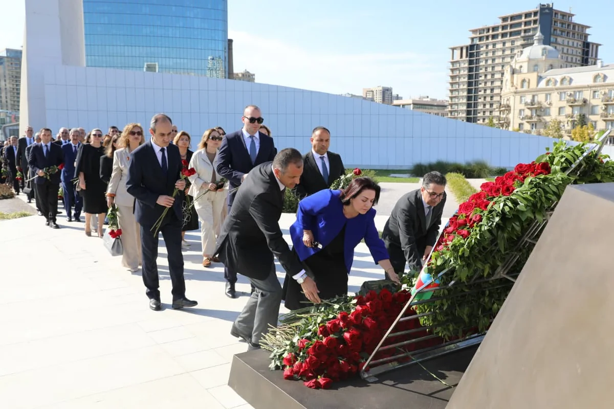 Səhiyyə Nazirliyinin rəhbərliyi Zəfər parkını ziyarət edib - FOTOLAR