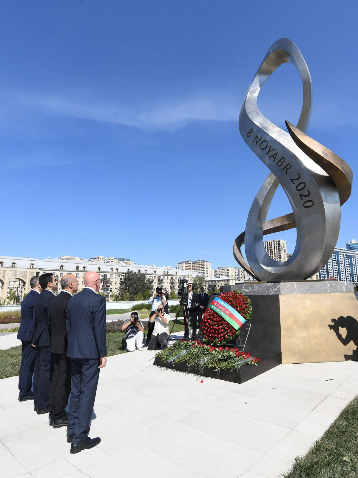 Elm və Təhsil Nazirliyinin rəhbərliyi və kollektivi Zəfər parkını ziyarət edib