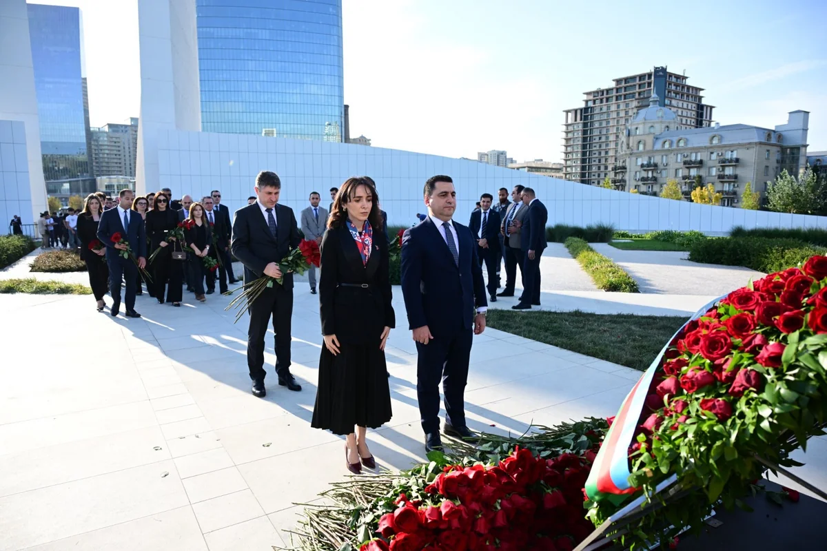 Media və Yayım Şurasının rəhbərliyi və kollektivi şəhidləri anıb - FOTOLAR