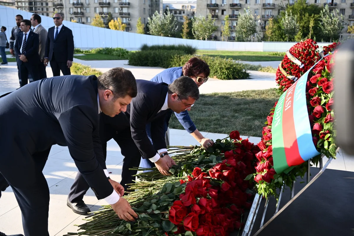 Media və Yayım Şurasının rəhbərliyi və kollektivi şəhidləri anıb - FOTOLAR