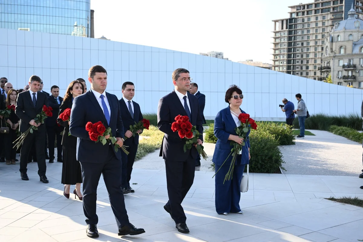 Media və Yayım Şurasının rəhbərliyi və kollektivi şəhidləri anıb - FOTOLAR
