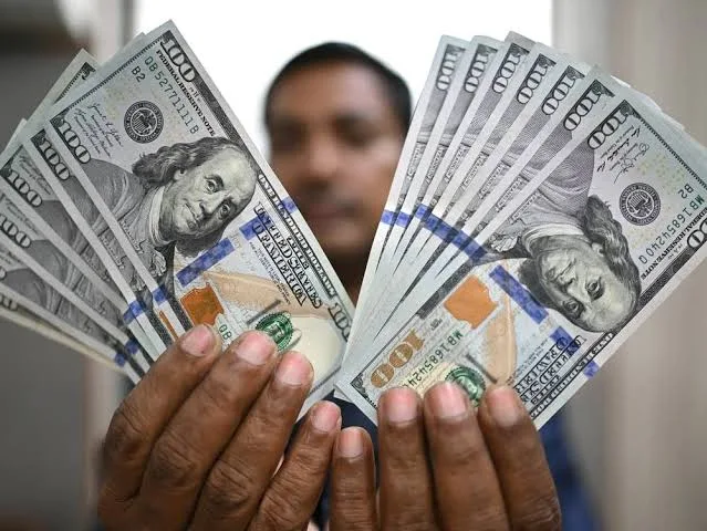 Dollar almaq istəyənlərin NƏZƏRİNƏ!