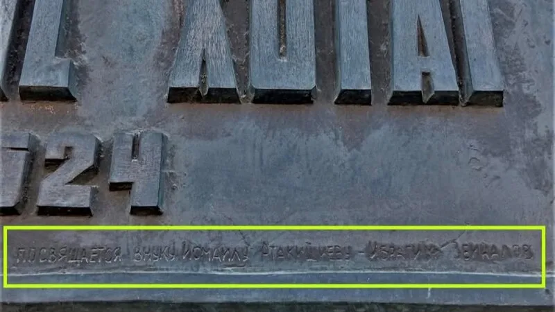 Xətainin heykəlinə rusca cümləni kim yazıb?