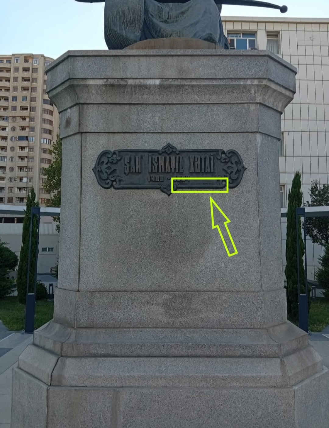 Xətainin heykəlinə rusca cümləni kim yazıb?