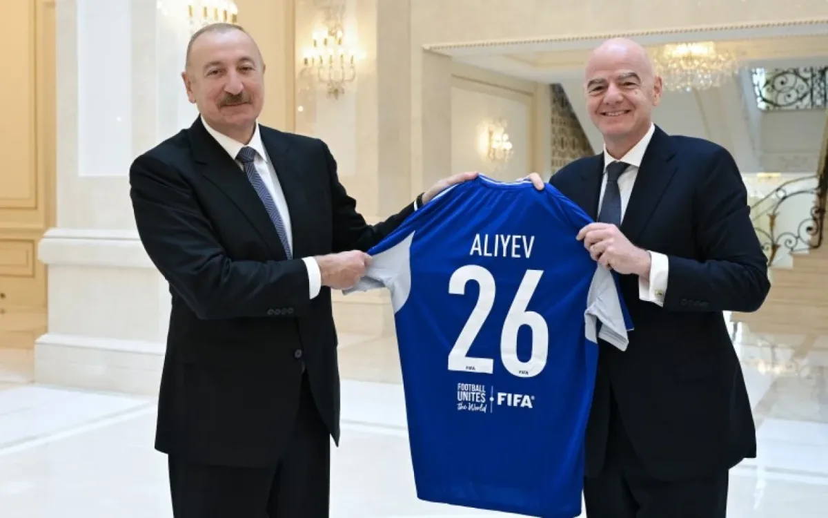 İnfantino İlham Əliyevə FIFA forması hədiyyə etdi - FOTOLAR+VİDEO